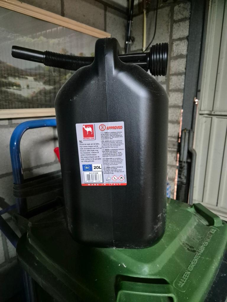 Zwarte jerrycan 20L met schenktuit, Ophalen of Verzenden, Gebruikt
