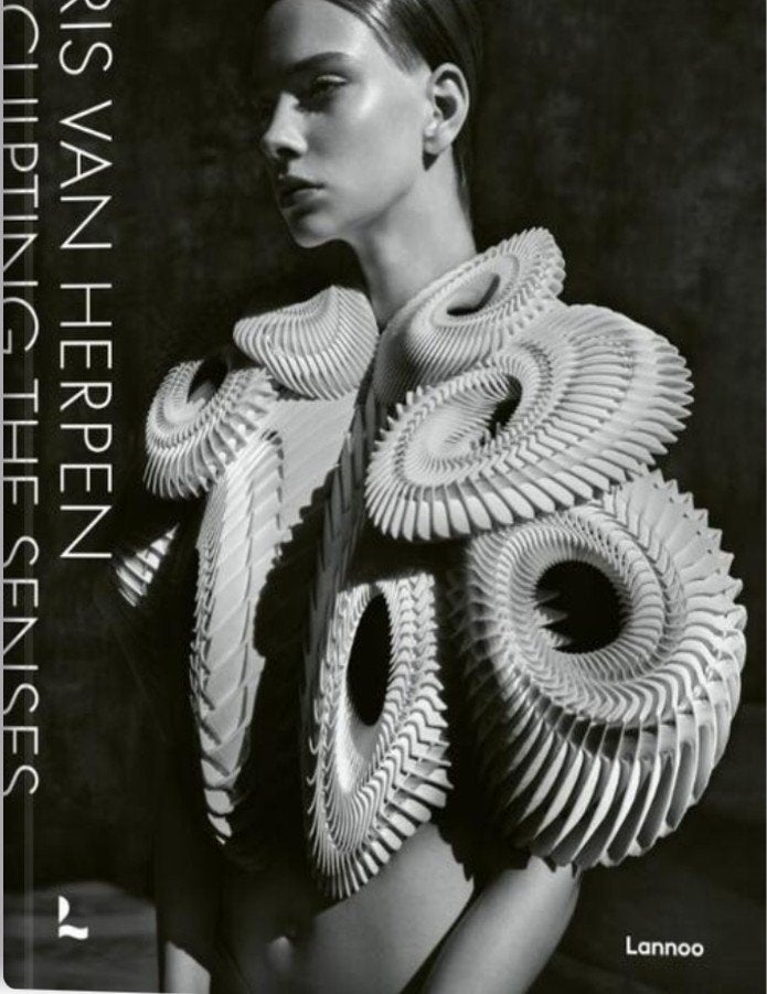 Prachtig boek: Iris van Herpen - Sculpting the Senses, Boeken, Ophalen of Verzenden, Zo goed als nieuw, Fotografen