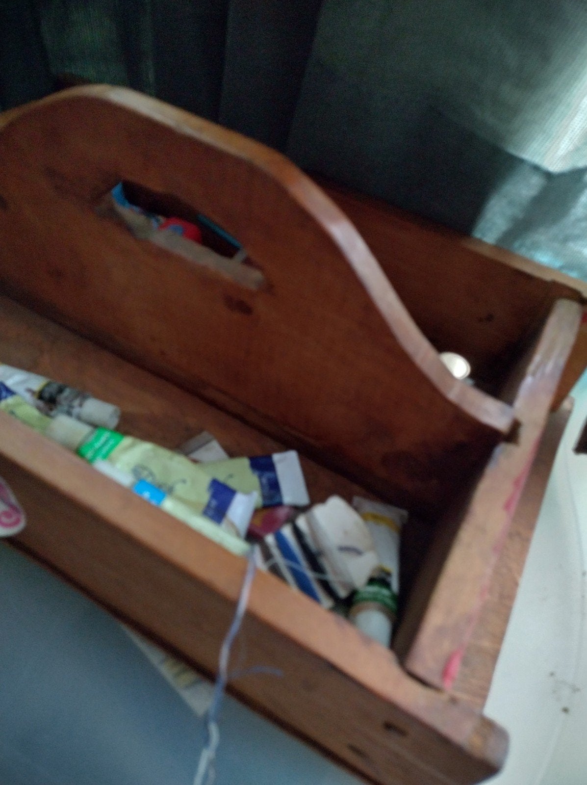 Houten schilderskist met verfbenodigdheden, Ophalen