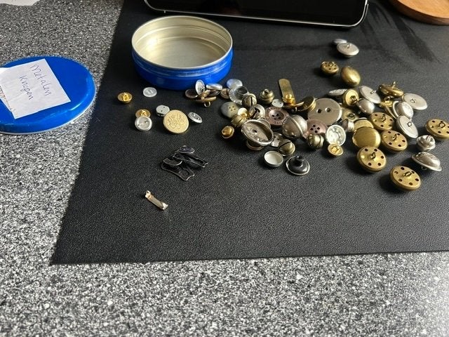 Vintage metalen knopen collectie in blik, Antiek en Kunst, Ophalen of Verzenden