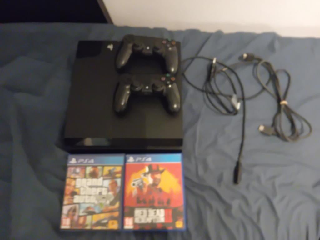 PS4 met 2 controllers, kabels, RDR2 en GTA V, Spelcomputers en Games, Games | Sony PlayStation 5, Avontuur en Actie, Gebruikt