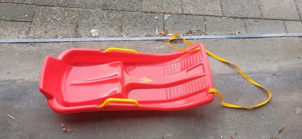 slee rood met remmen + sneeuwschop met handvat, Ophalen of Verzenden, Rugleuning, Gebruikt, Kunststof
