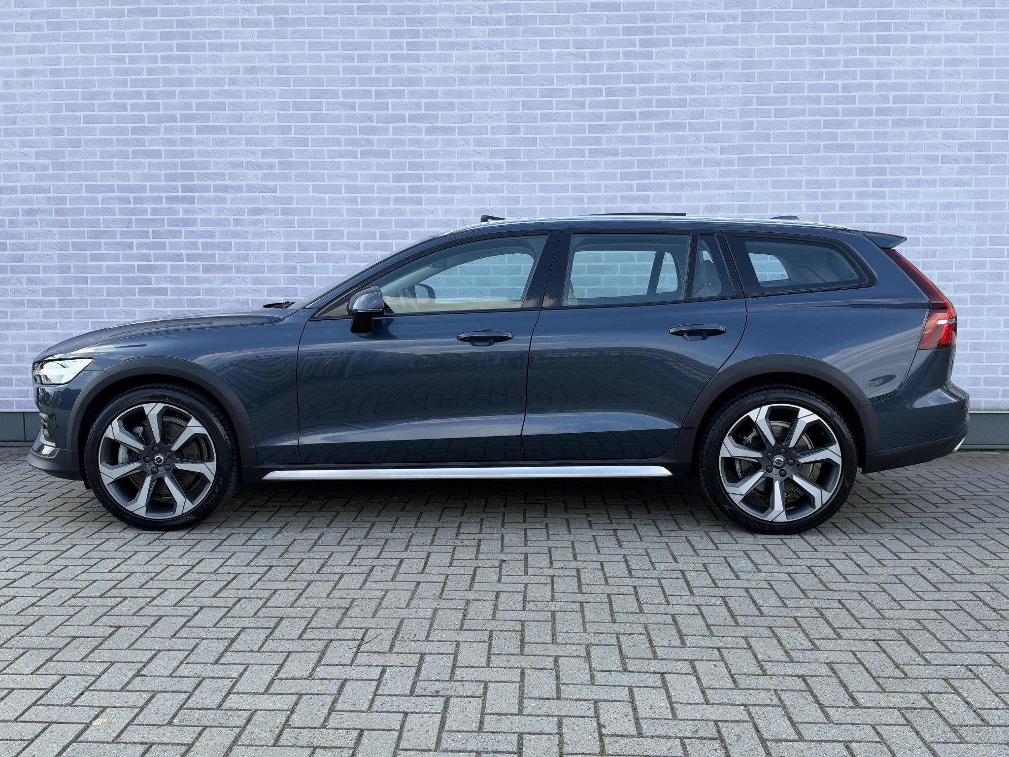 Volvo V60 Cross Country B5 AWD Pro | Trekhaak | Panoramadak, Euro 6, 4 cilinders, Blauw, Vierwielaandrijving
