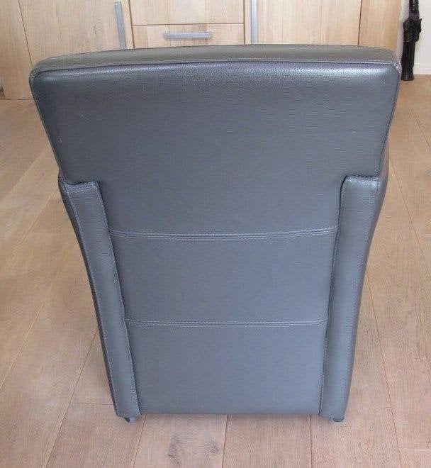 Foto 7 van Massief houten tafel en zes stoelen (leer bekleed)