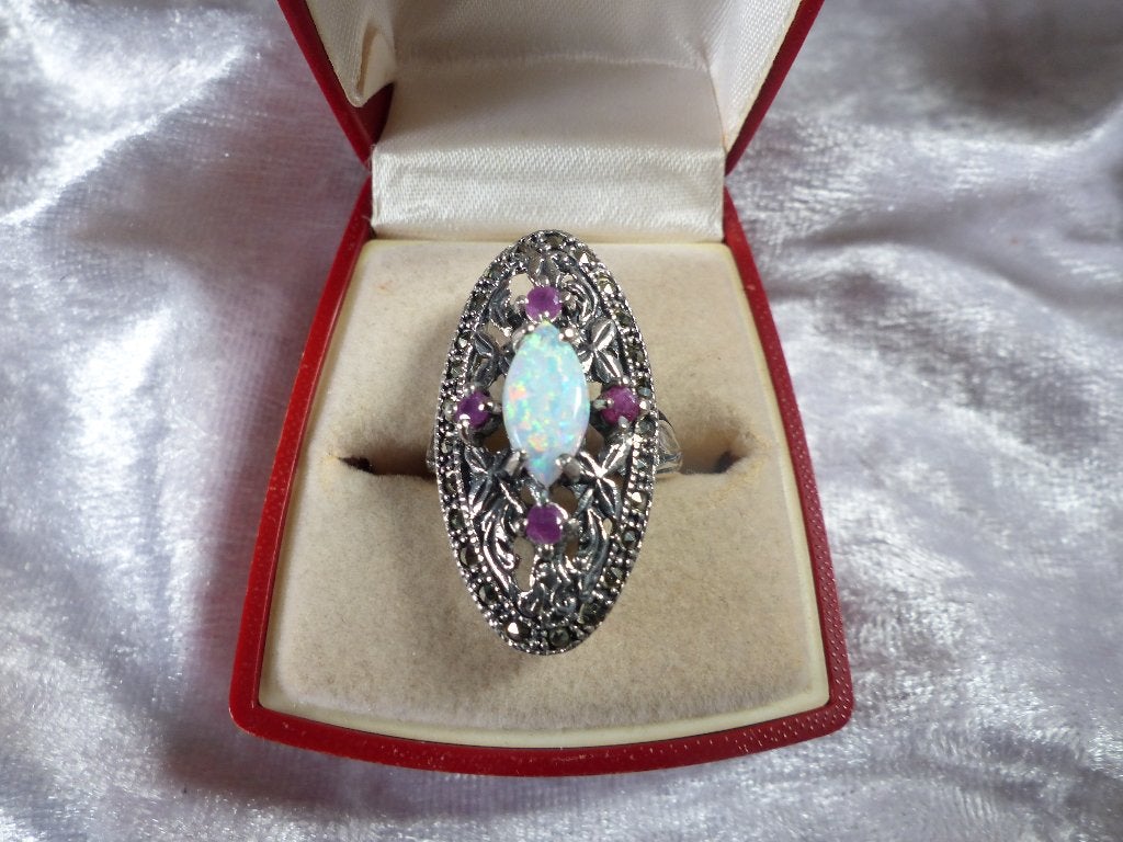 Prachtige Lange Zilveren Ring met Opaal en 4 Robijntjes, Sieraden, Tassen en Uiterlijk, Antieke sieraden, Verzenden, Zilver, Ring