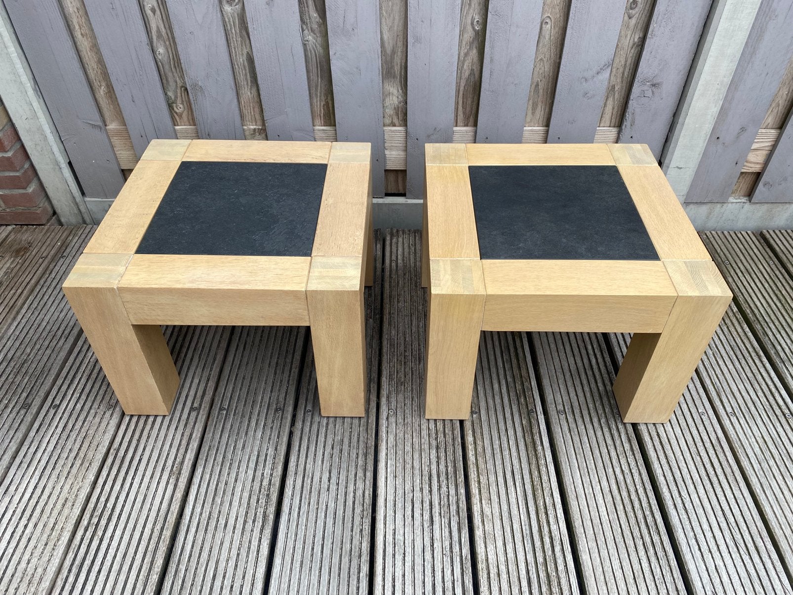 2 massief eikenhouten bijzettafels, Ophalen, Zo goed als nieuw, Vierkant, Hout