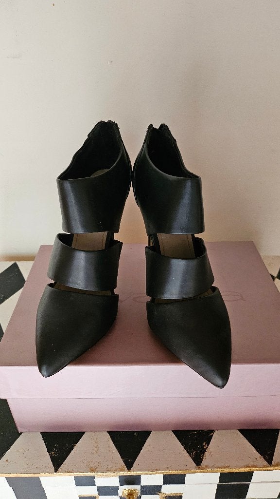 Zwarte cut-out pumps met hoge hakken - maat 38, Kleding | Dames, Schoenen, Zwart, Ophalen of Verzenden, Schoenen met hoge hakken