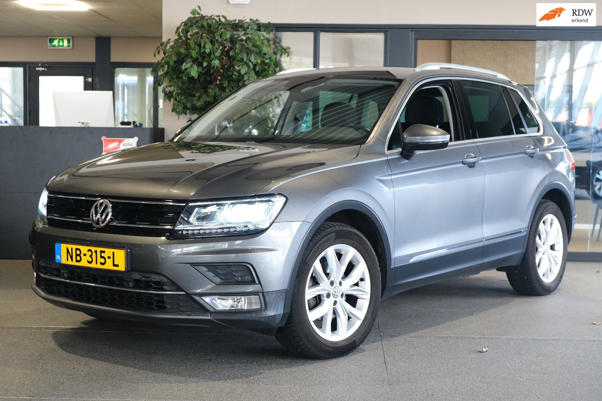 Volkswagen Tiguan 1.4 TSI ACT Highline DSG 150 PK Navi ACC V, Dealer onderhouden, 4 cilinders, 150 pk, Alcantara