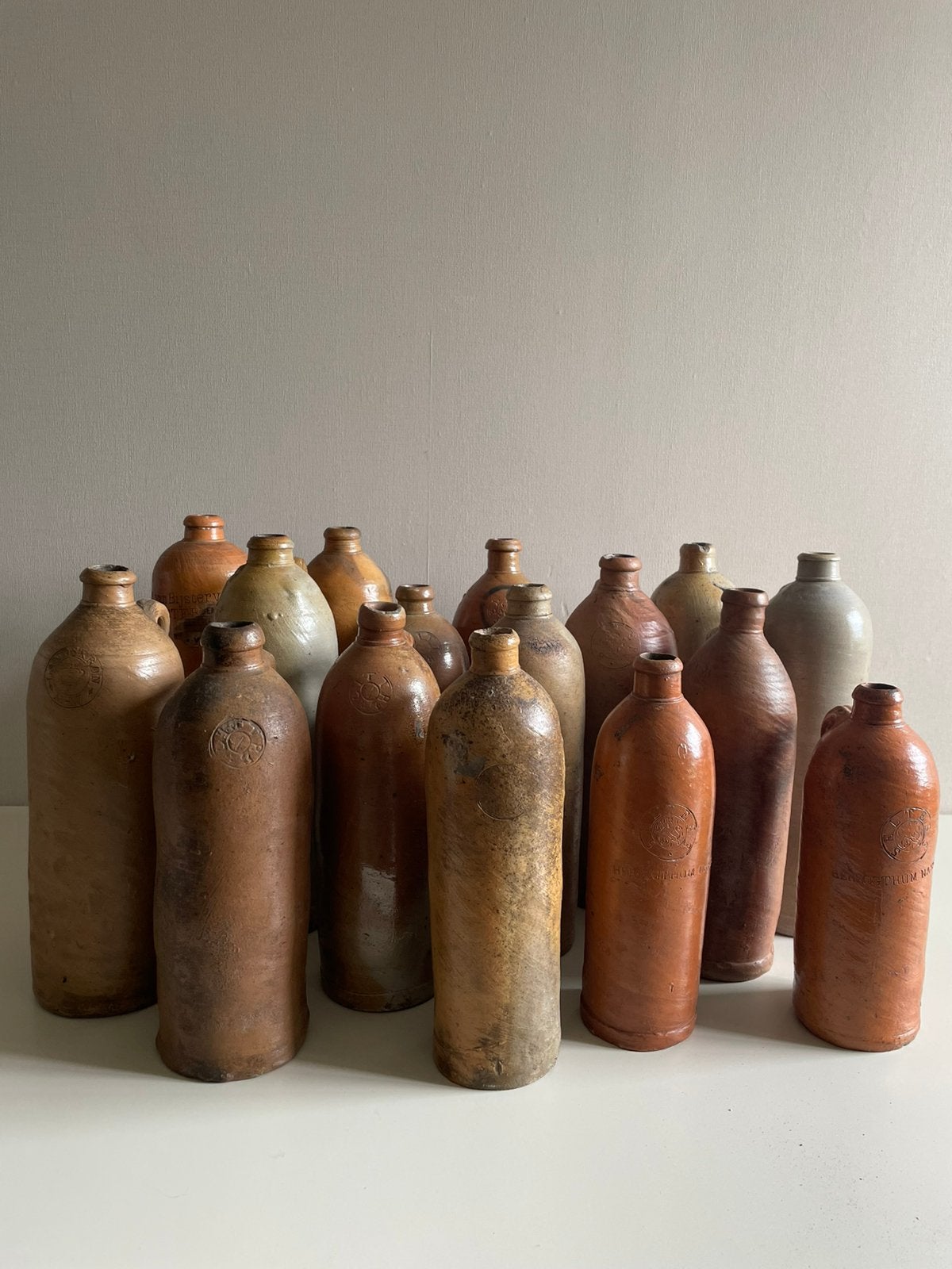 Kavel 16 antieke steengoed flessen met oor (1820-1920), Ophalen of Verzenden