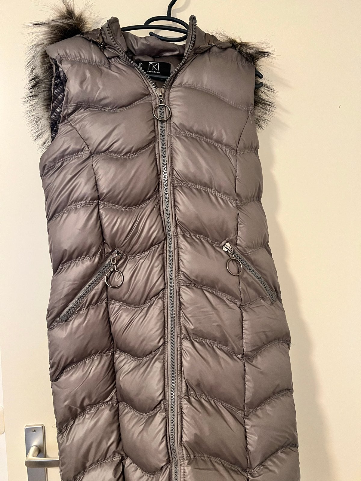 Lange gewatteerde bodywarmer met capuchon en bont, Kleding | Dames, Bodywarmers, Ophalen of Verzenden, Zo goed als nieuw, Maat 36 (S)