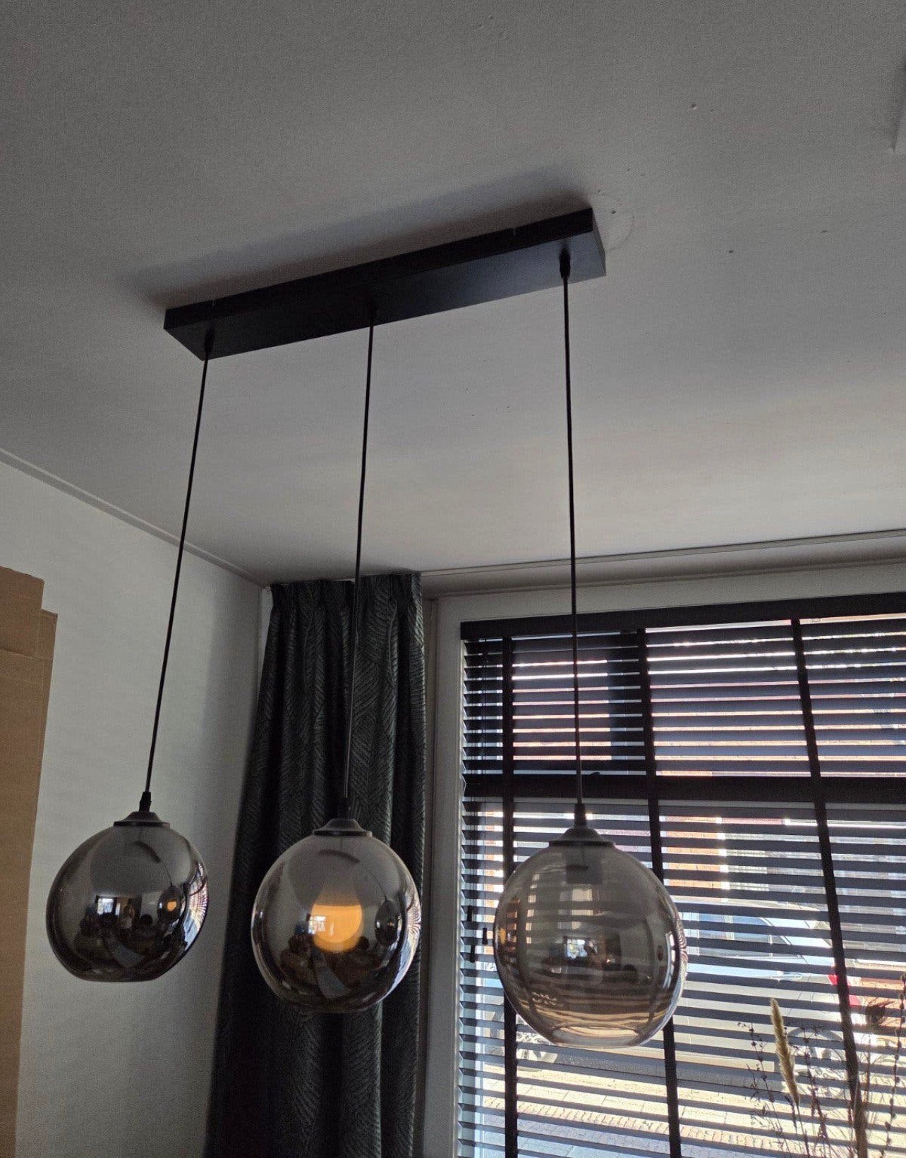Te koop stijlvolle hanglamp met 3 rookglazen bollen, Ophalen, E27 (groot), Modern, Glas