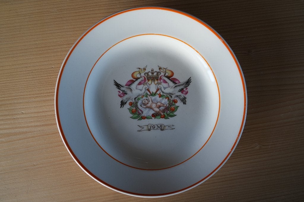 Koningshuis, herdenking bord Beatrix (origineel uit 1938)., Verzamelen, Ophalen of Verzenden, Zo goed als nieuw, Nederland, Servies