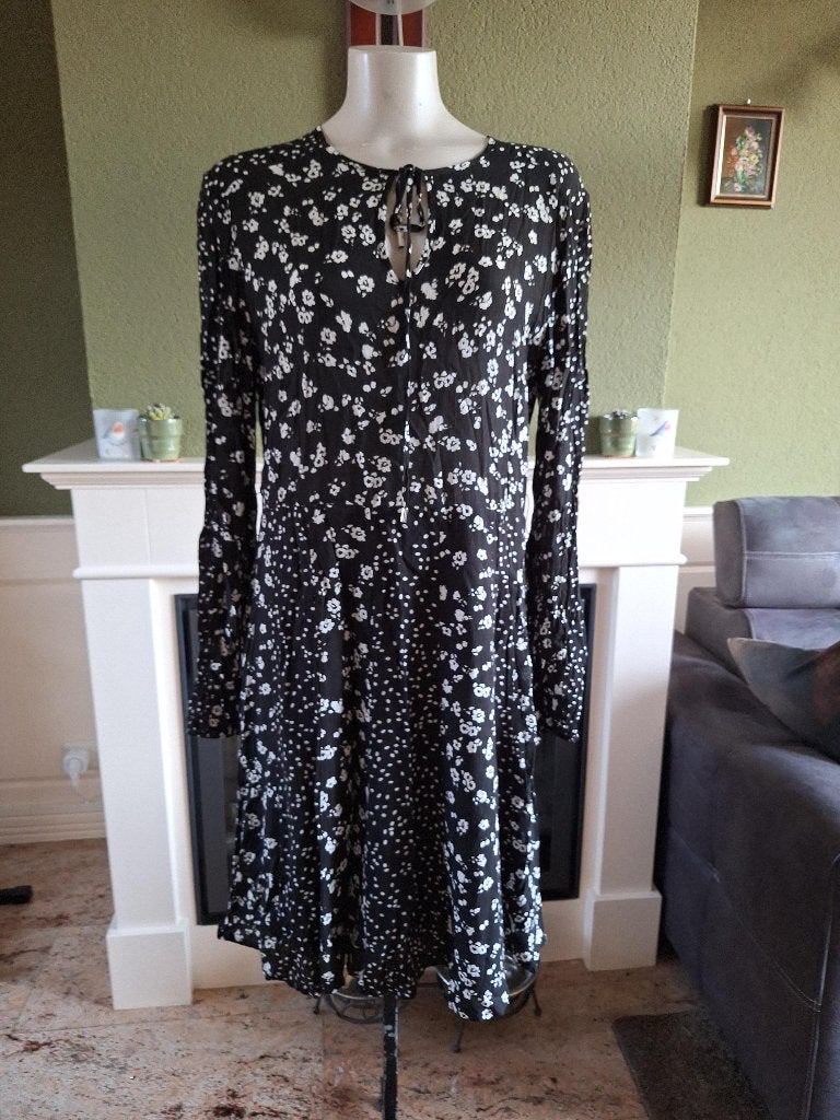 Caroline Biss zwart met witte bloemen jurk 40, Kleding | Dames, Jurken, Maat 38/40 (M), Verzenden, Zwart, Zo goed als nieuw