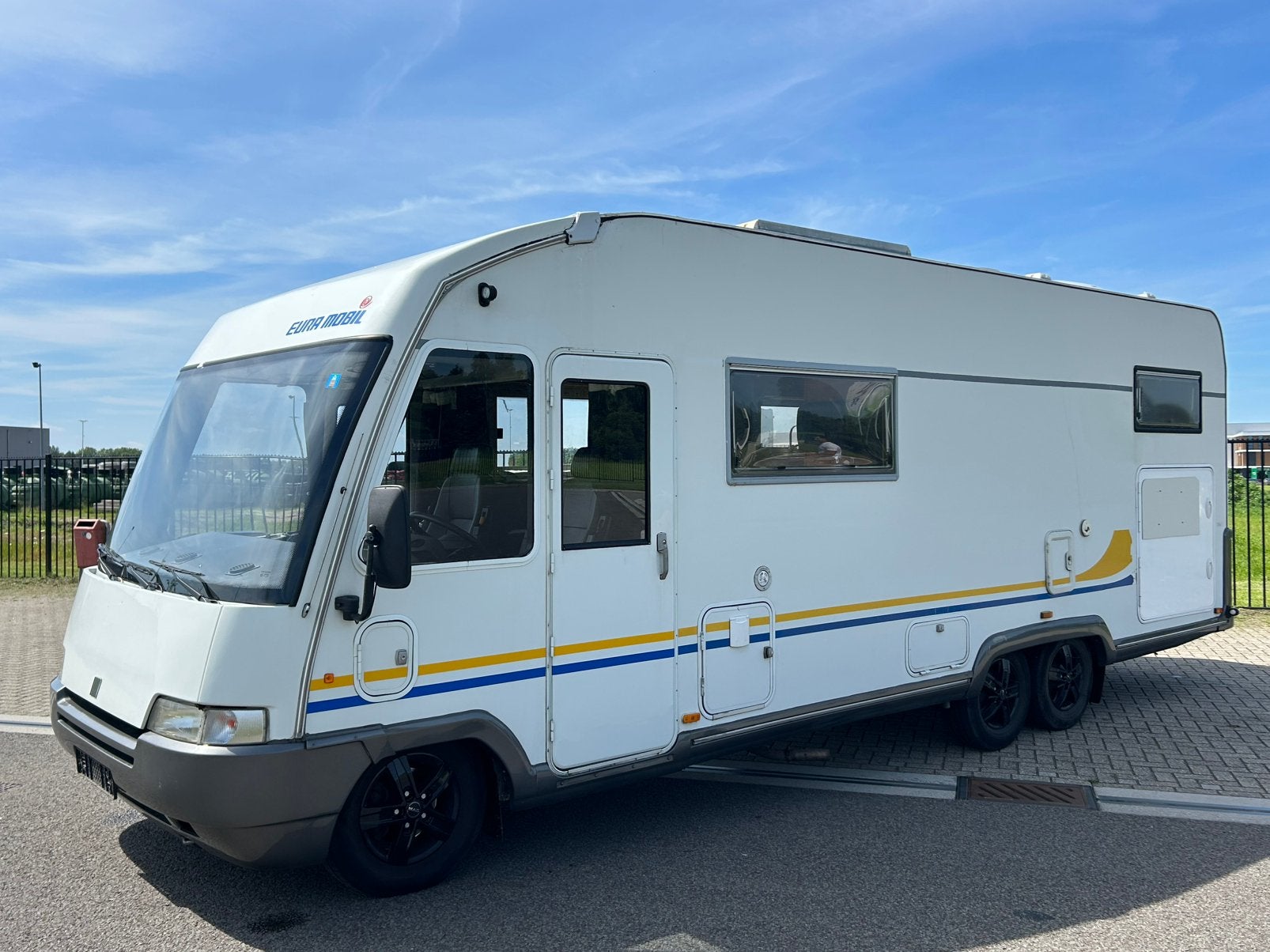 Fiat Ducato Eura Mobil 810 2.5 TDI 1998 2x Airco zonnepaneel, Caravans en Kamperen, Campers, Integraal, Fiat, Vloeistofverwarming