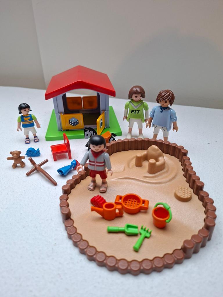 Playmobil zandbak met speelhuisje en figuren 9814, Ophalen of Verzenden, Gebruikt, Jongen of Meisje
