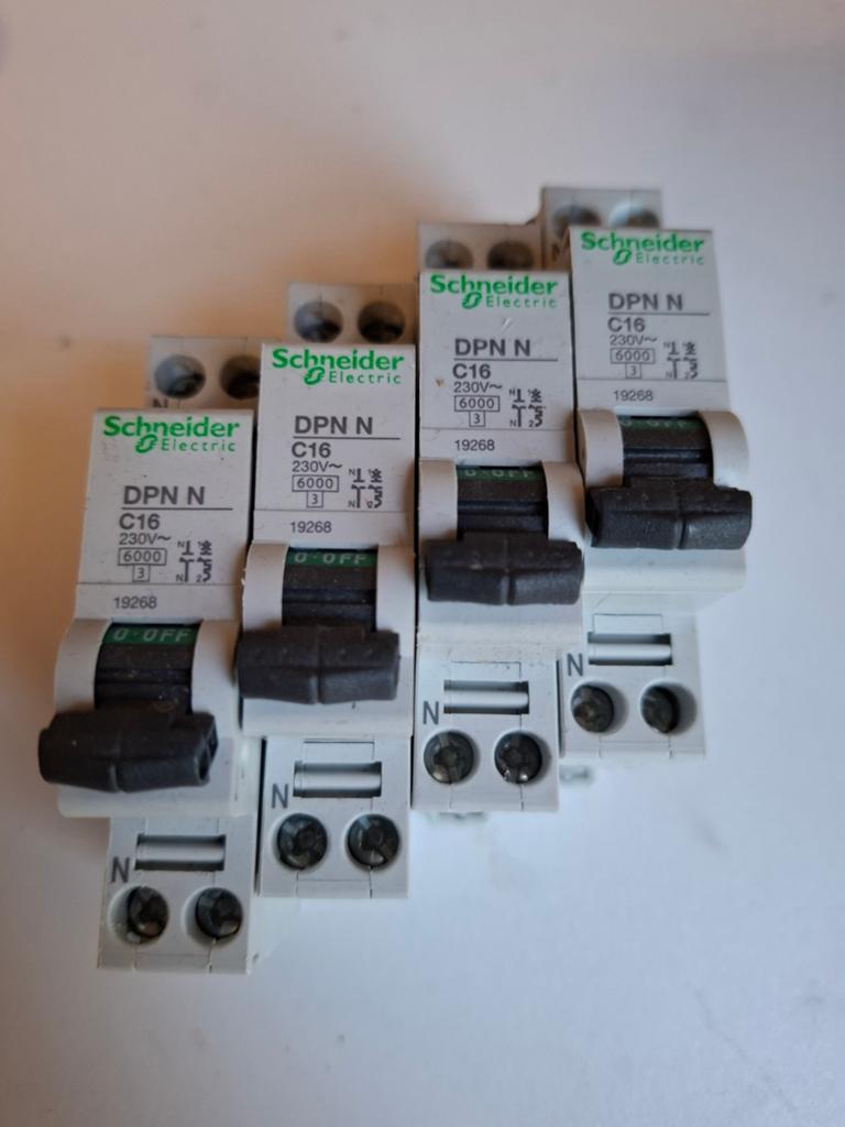 Schneider C16 automaat DPNN, 4st beschikbaar, Ophalen, Gebruikt, Overige typen