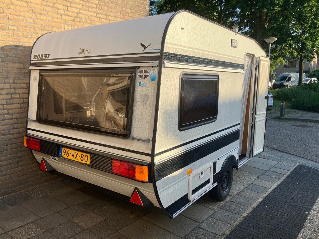 Hobby 370N caravan, Caravans en Kamperen, Caravans, Particulier, tot en met 4, 500 - 750 kg, Treinzit, Hobby, Omvormbare zithoek