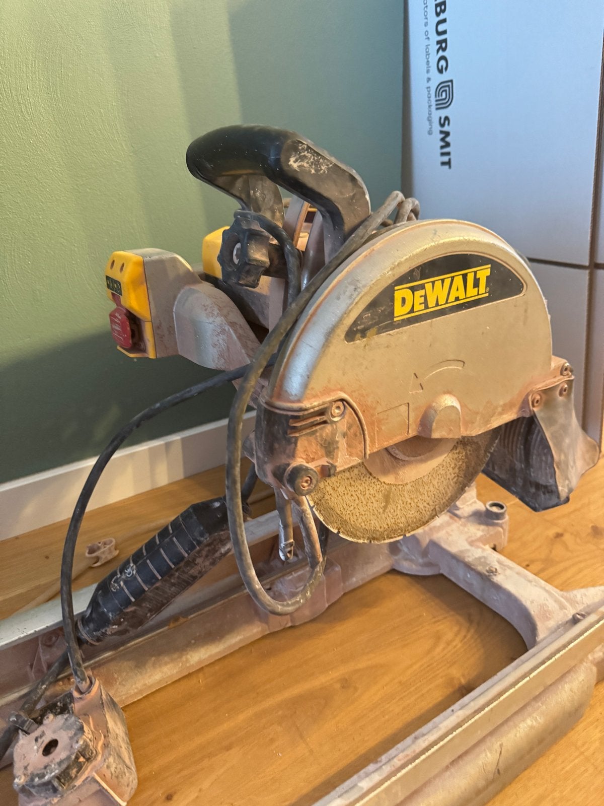 Foto 2 van DeWalt D24000 Tegelzaag - Gebruikt en Werkend