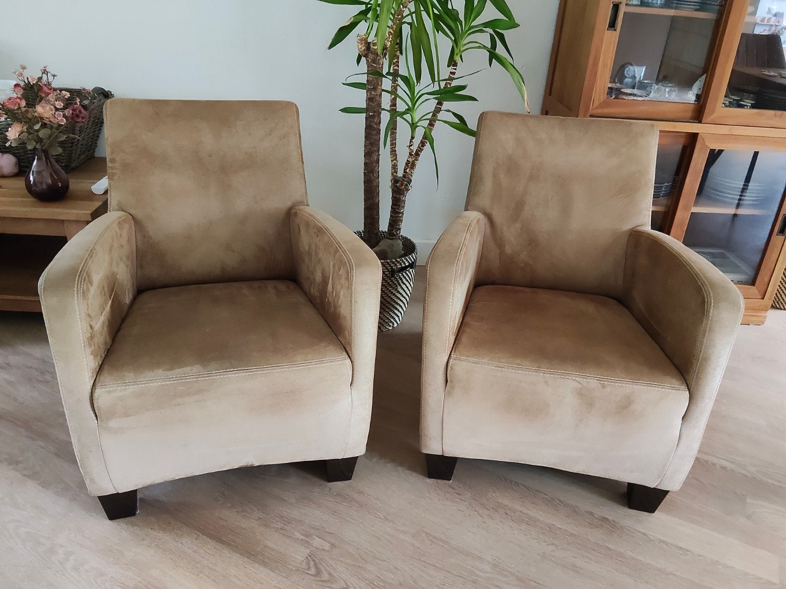 2 Nanna fauteuils - licht bruin microvezel leder, Ophalen, Hout, 75 tot 100 cm, Zo goed als nieuw