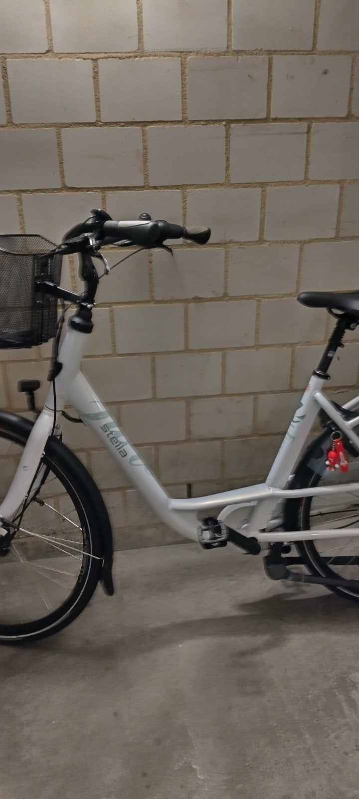 Gloednieuwe mamafiets, wit,stella, Zo goed als nieuw, 51 tot 55 cm, 50 km per accu of meer, Ophalen