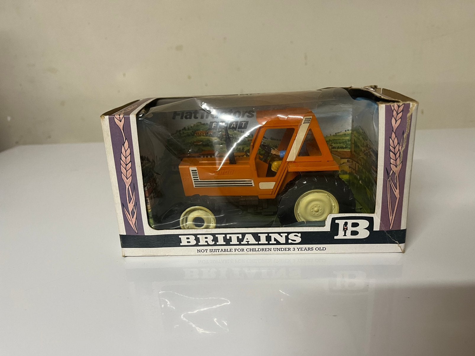 Britains 9528, Fiat 880 DT Tractor in OVP, Schaal 1:32, Hobby en Vrije tijd, Ophalen of Verzenden, Zo goed als nieuw, Tractor of Landbouw
