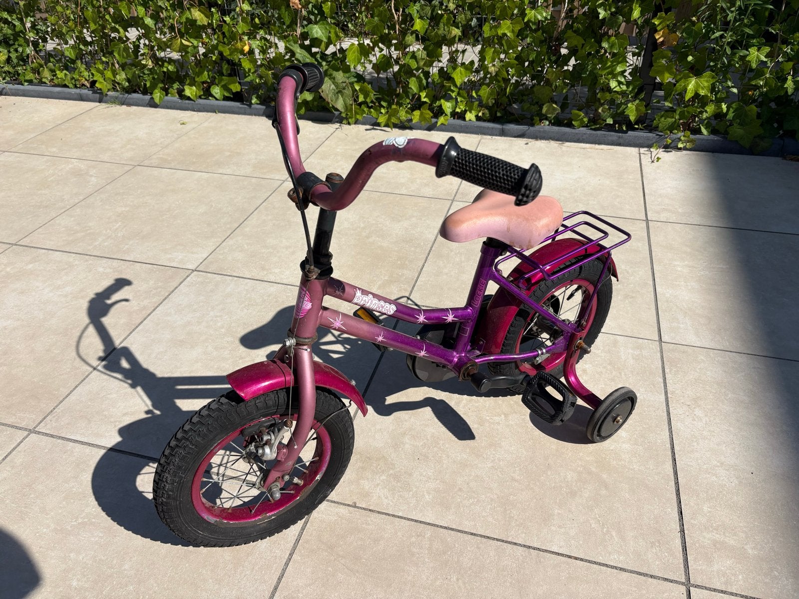Loekie kinderfiets met zijwieltjes - Roze/Paars, Fietsen en Brommers, Ophalen, Terugtraprem, Zijwieltjes, Gebruikt