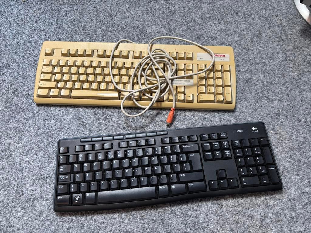 2 gebruikte toetsenborden Compaq & Logitech K260, Computers en Software, Ophalen, Zo goed als nieuw
