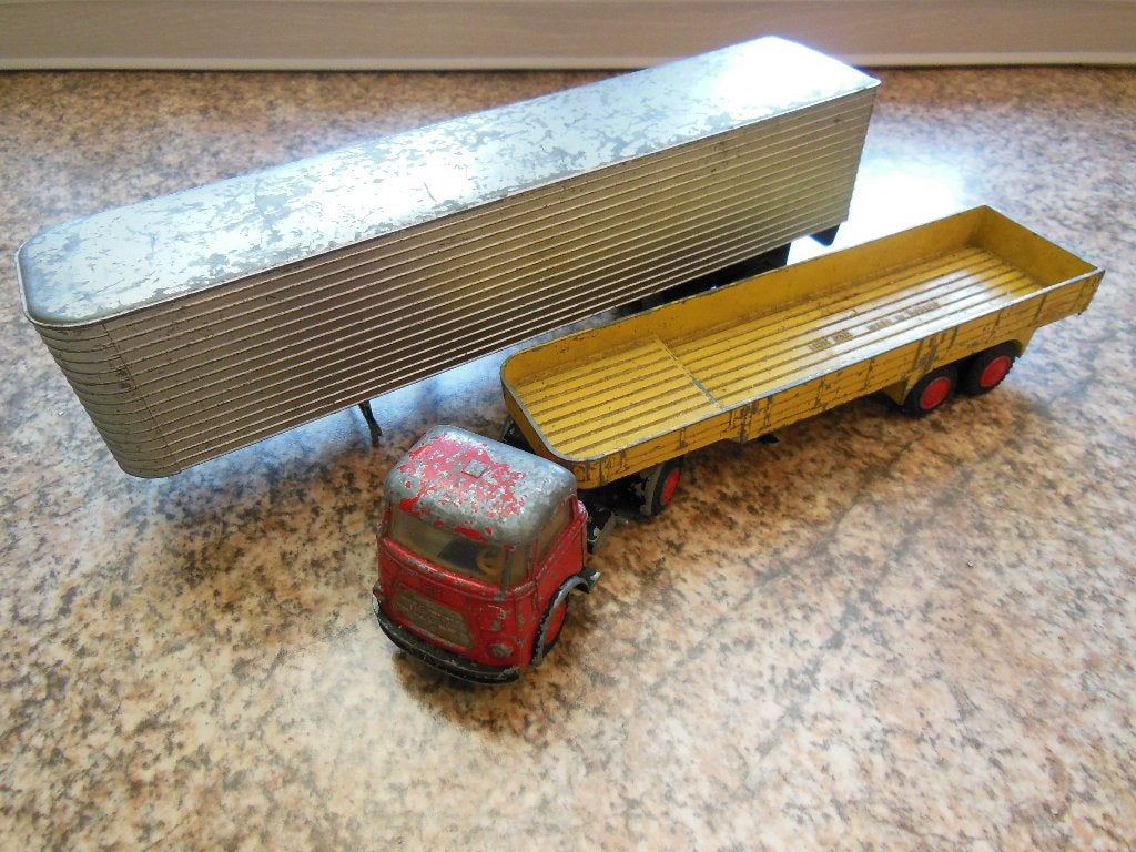 DAF 1600 - + 2 Opleggers -  opknappers - 1:50 -LION No.33, Ophalen of Verzenden, Gebruikt, Bus of Vrachtwagen, Lion Toys