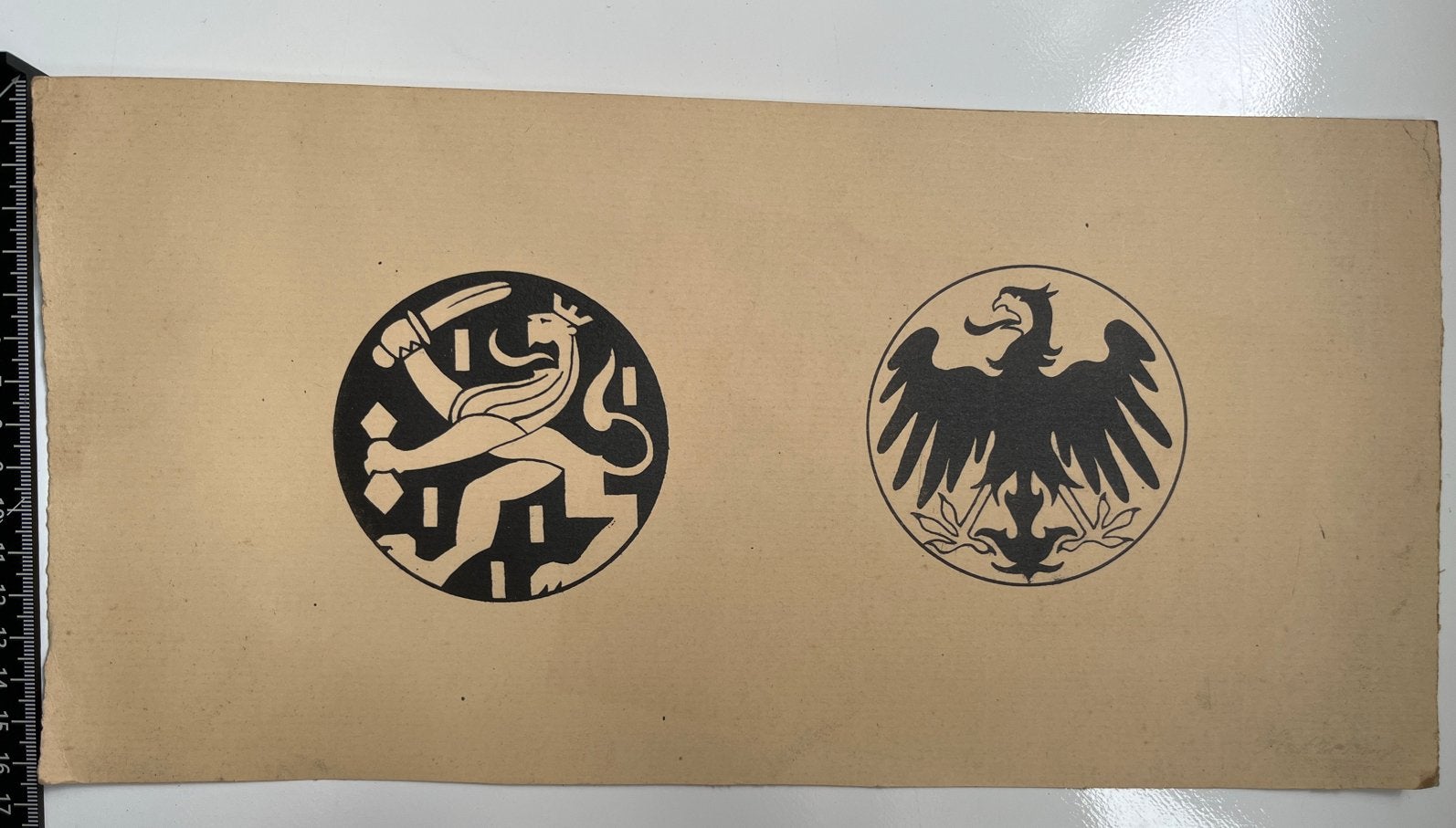 Vintage Print: Twee Ronde Emblemen, Gesigneerd, Ophalen of Verzenden, Print, Prent, Gesigneerd