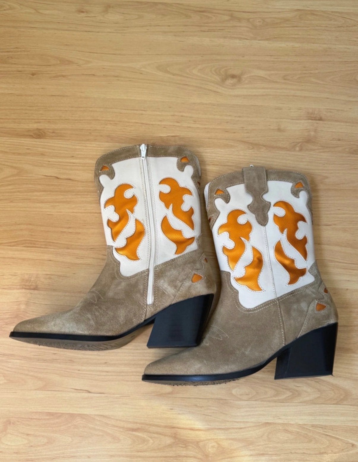 Cowboylaarzen met oranje vlammen, Kleding | Dames, Schoenen, Ophalen of Verzenden, Zo goed als nieuw, Beige, Lage of Enkellaarzen