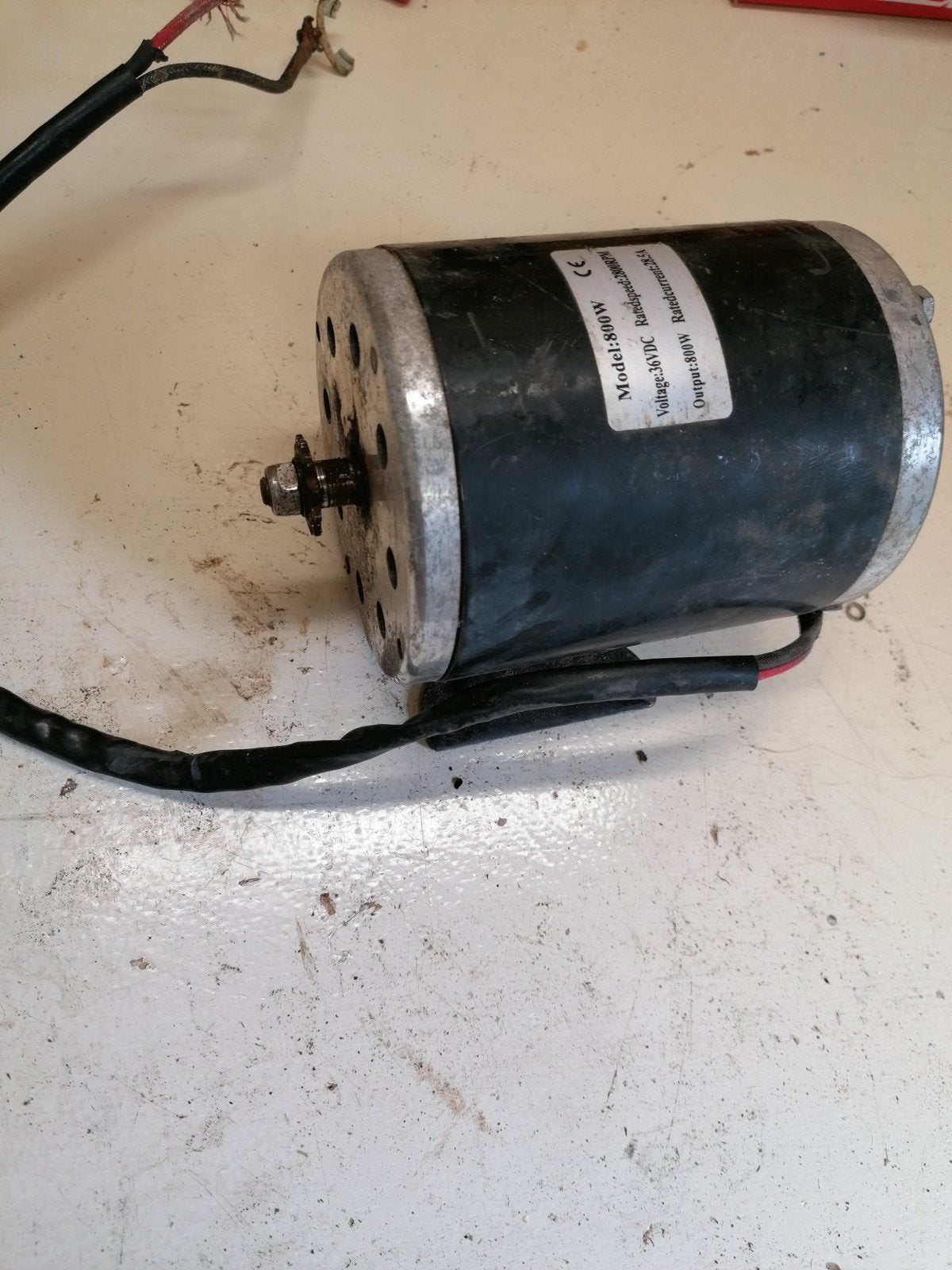 Elektrische motor met achterbrug van een qaud, Ophalen