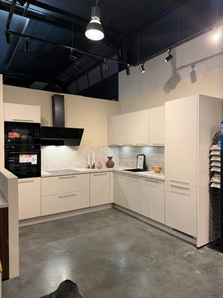 Complete Nieuwe keuken met apparatuur – Keuken Helen