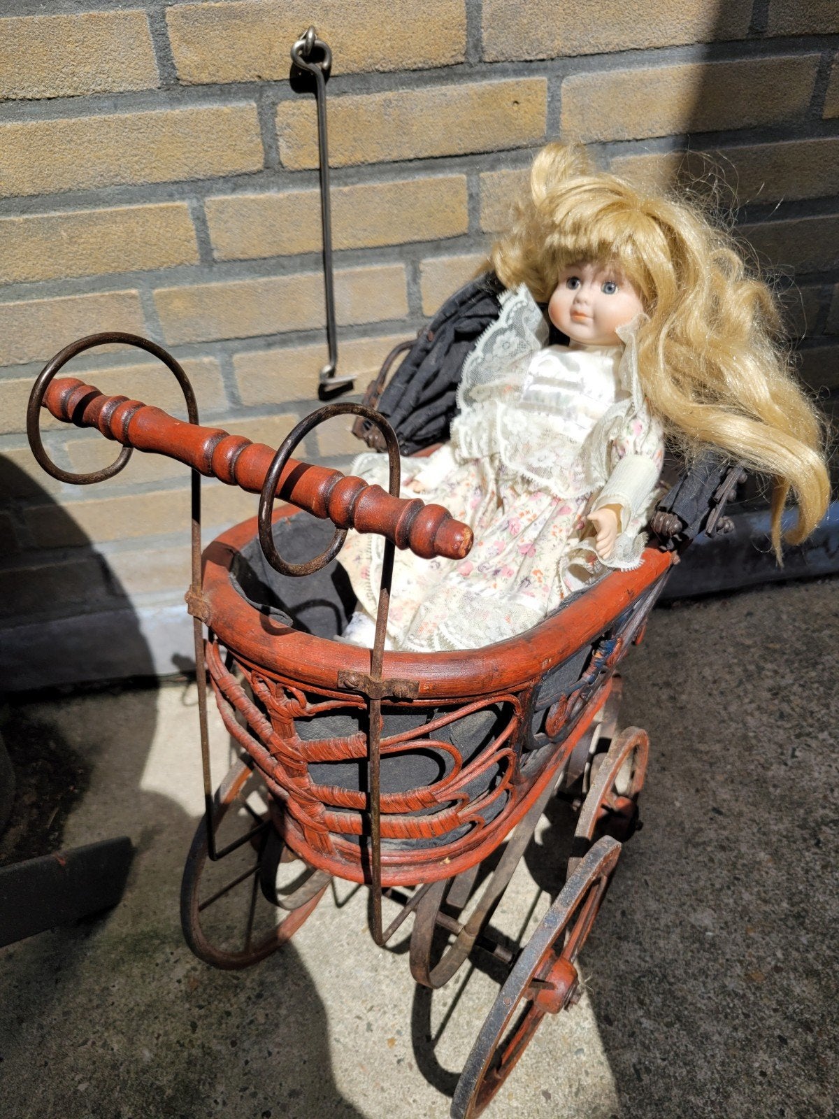 Antieke pop in kinderwagen - decoratief item, Verzamelen, Poppen, Gebruikt, Pop, Ophalen