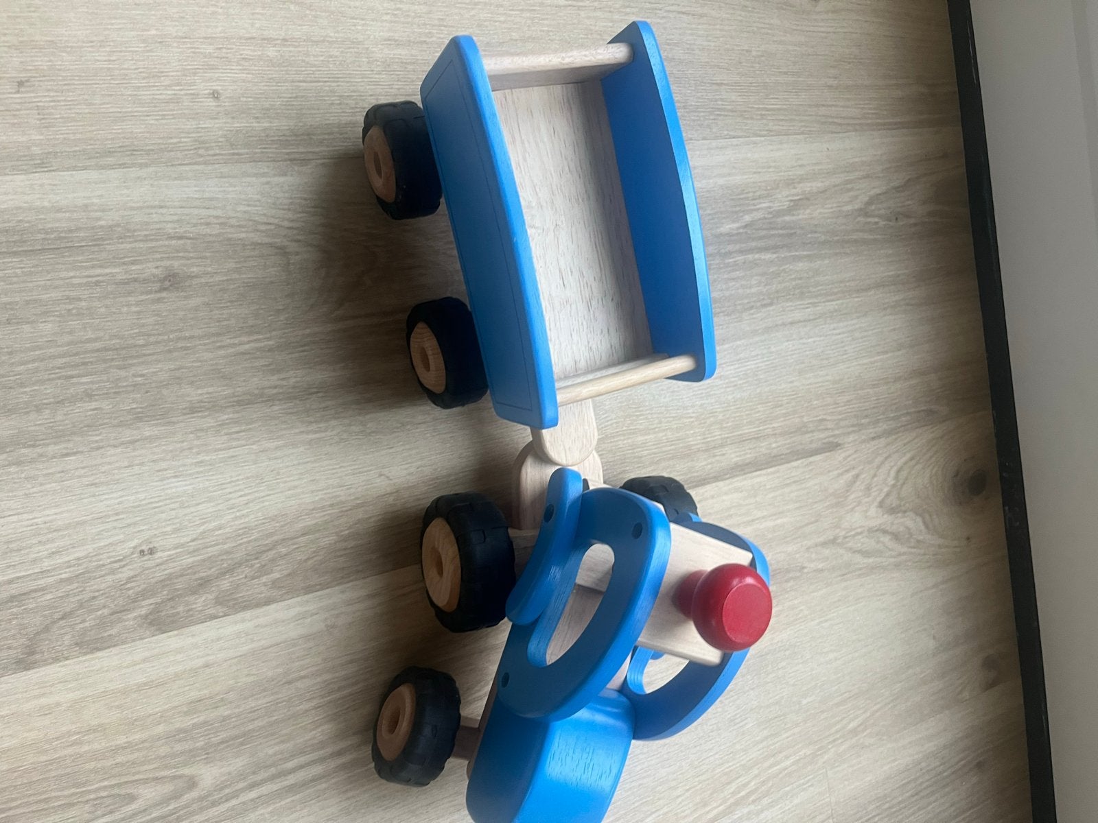 Goki houten tractor met kiepaanhanger houten speelgoed, Ophalen of Verzenden, Zo goed als nieuw, Jongen of Meisje