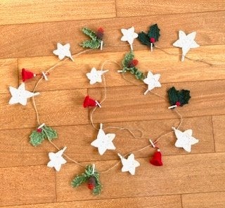 Gehaakt Kerst slinger hulst den rode bes  klok ster 19 stuks, Hobby en Vrije tijd, Ophalen of Verzenden, Nieuw, Haken, Overige typen