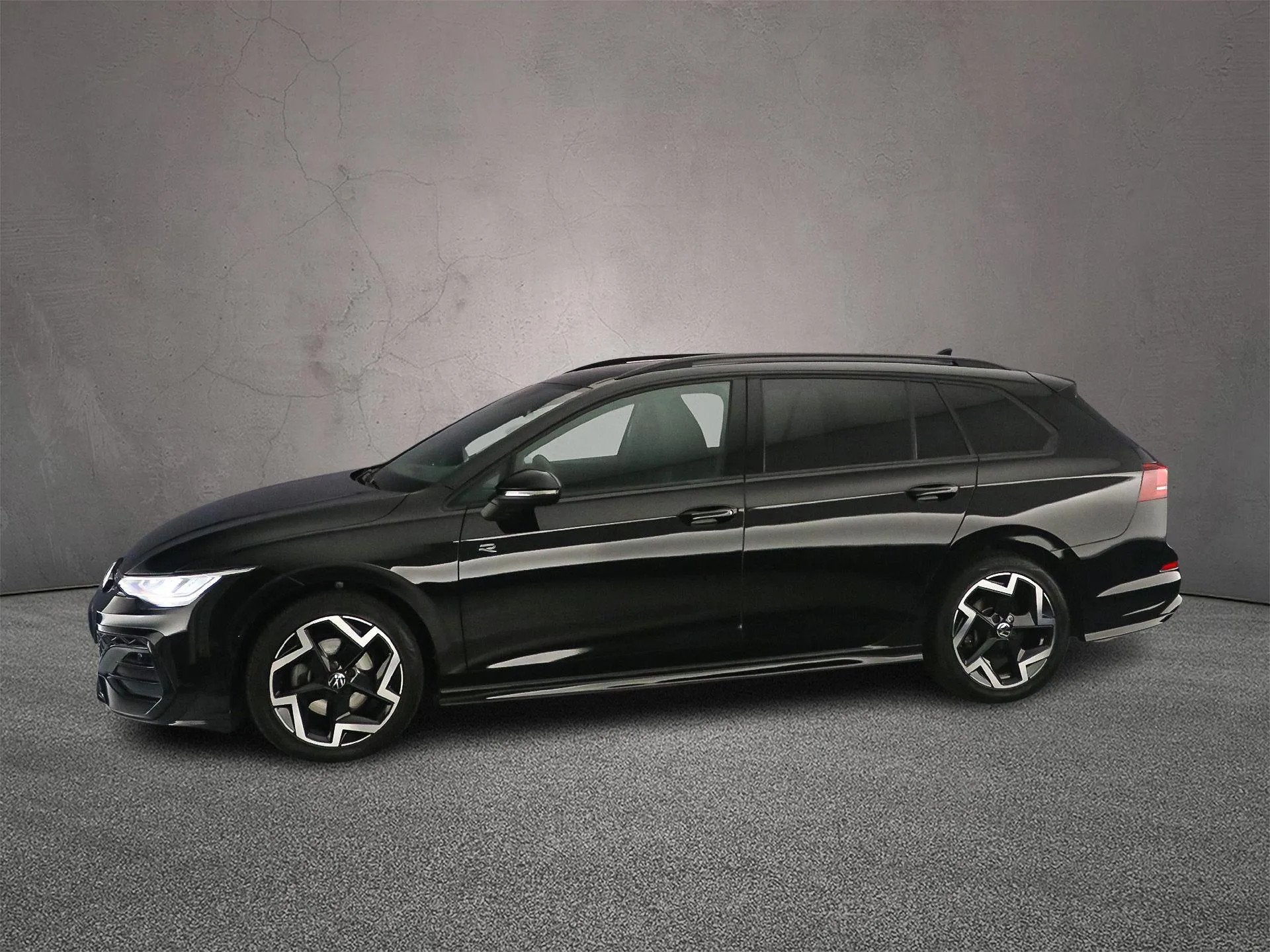 Volkswagen Golf Variant 1.5 eTSI R-Line (bj 2025, automaat), 4 cilinders, 150 pk, 1337 kg, Zwart