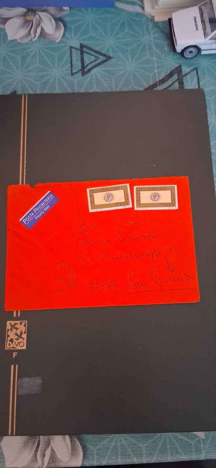 Rode envelop met Italiaanse postzegels - Posta Prioritaria, Ophalen of Verzenden, Envelop