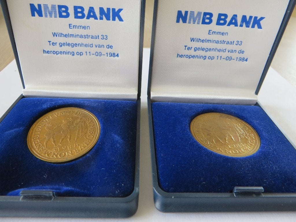 Penning 1984 Moord Willem van Oranje 2 stuks NMB Emmen, Ophalen of Verzenden, Overige materialen, Nederland