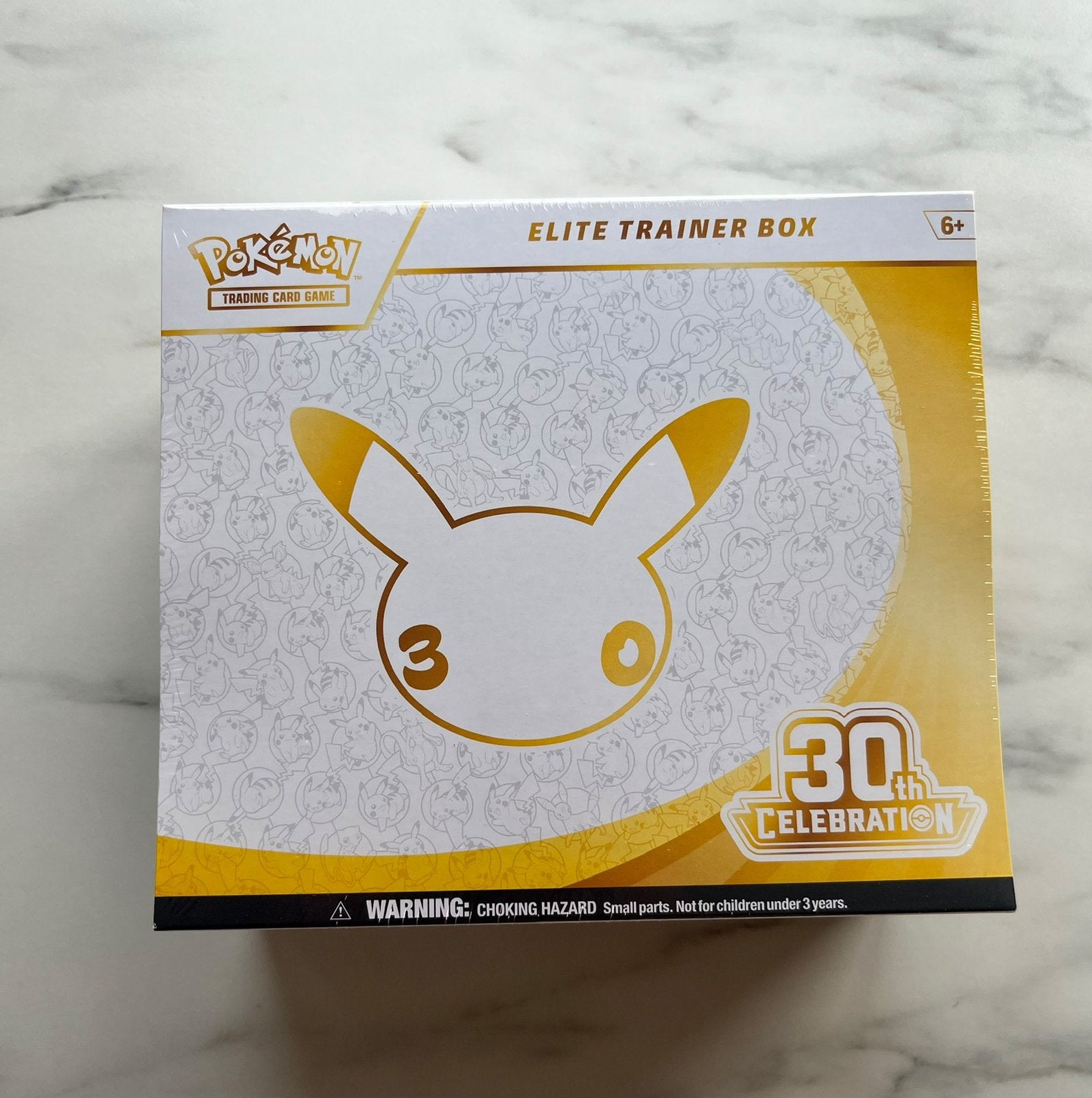 Pokémon TCG: 30th Anniversary - Elite Trainer Box, Hobby en Vrije tijd, Ophalen of Verzenden, Nieuw, Boosterbox, Foil