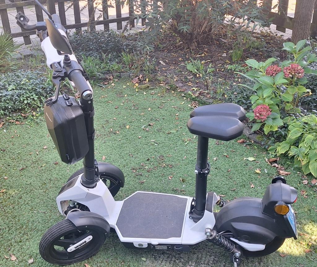 witte Doohan Ilark met kenteken, weinig kilometers, Fietsen en Brommers, Steps, Ophalen, Zo goed als nieuw, Elektrische step (E-scooter)