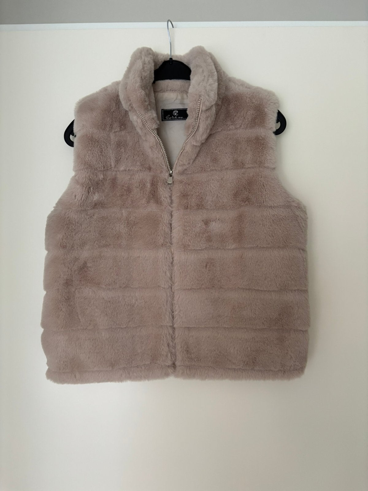 Leuke fake bont bodywarmer Catch Me 1 maat, Kleding | Dames, Bodywarmers, Verzenden, Zo goed als nieuw, Maat 38/40 (M), Beige