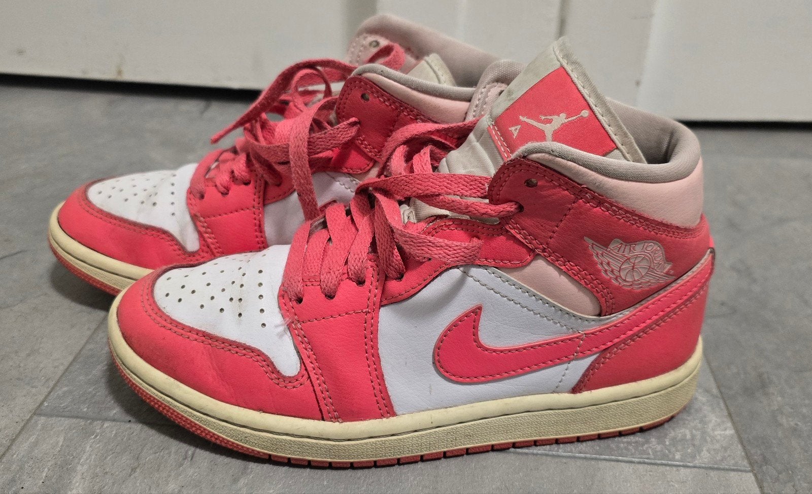 Nike Air Jordan 1 Mid 'Strawberries And Cream' - Maat 36, Gebruikt, Ophalen of Verzenden, Nike air jordan, Jongen of Meisje