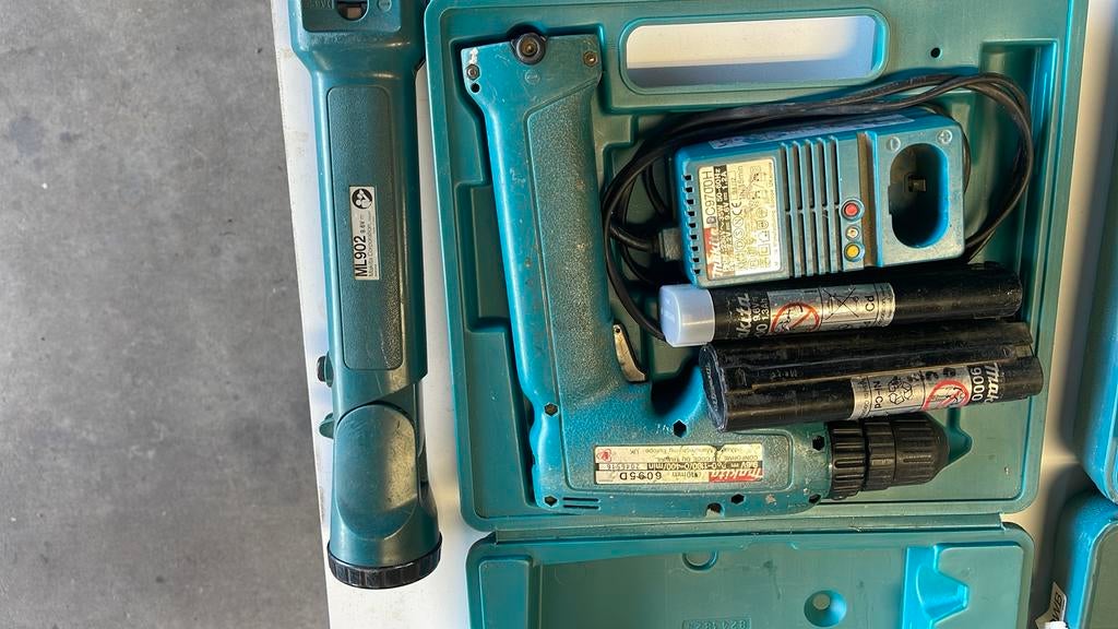 Makita kleine Boormachine met Accu en Oplader en lamp, Boormachine, Gebruikt, Variabele snelheid, Ophalen of Verzenden