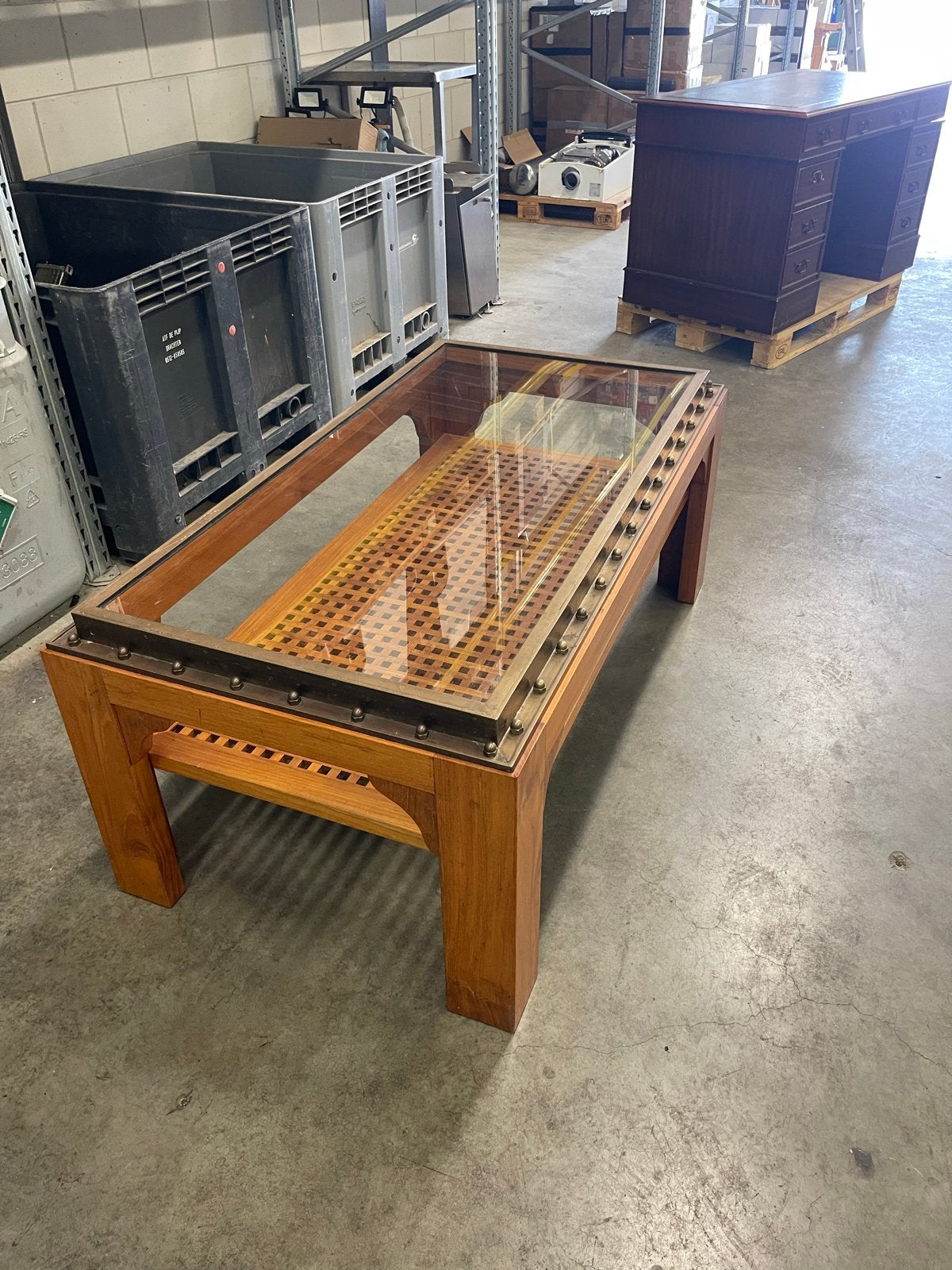 Teakhouten salontafel met glasplaat en nautische details, Ophalen, Gebruikt, 100 tot 150 cm, Teakhout