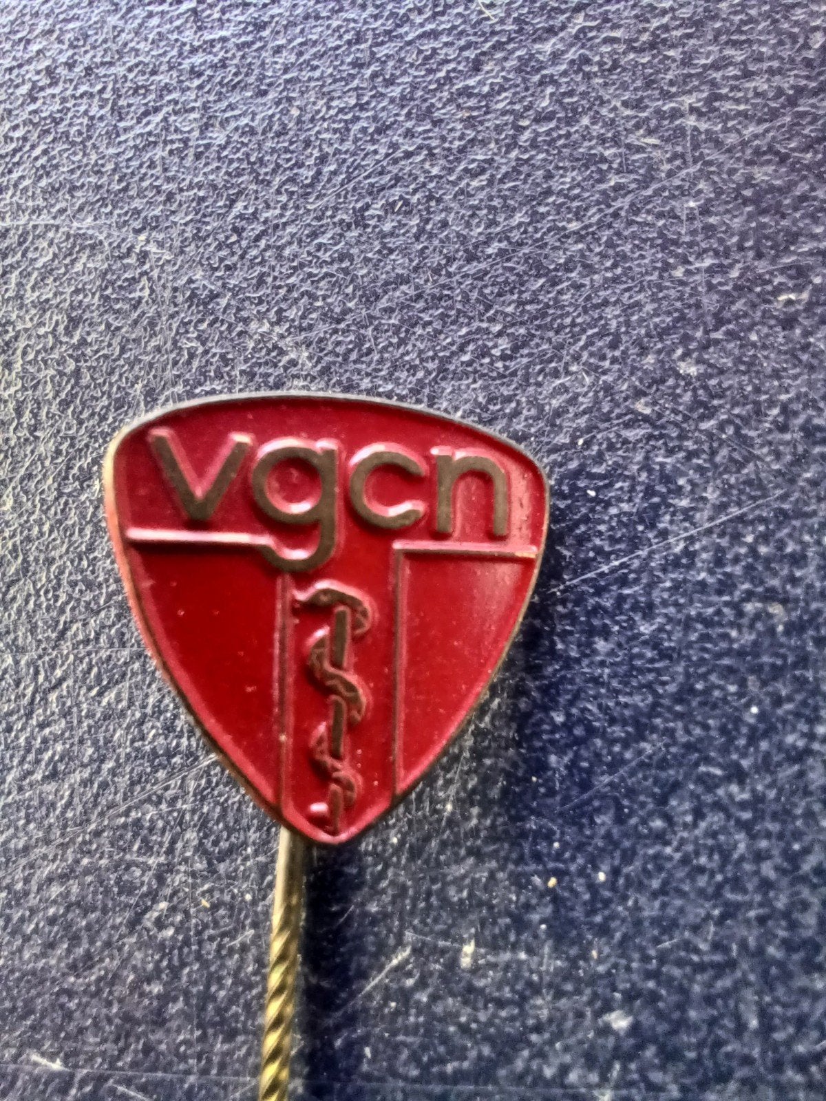 Speldje vgcn (rood), Verzamelen, Speldjes, Pins en Buttons, Ophalen of Verzenden, Gebruikt, Overige onderwerpen, Speldje of Pin