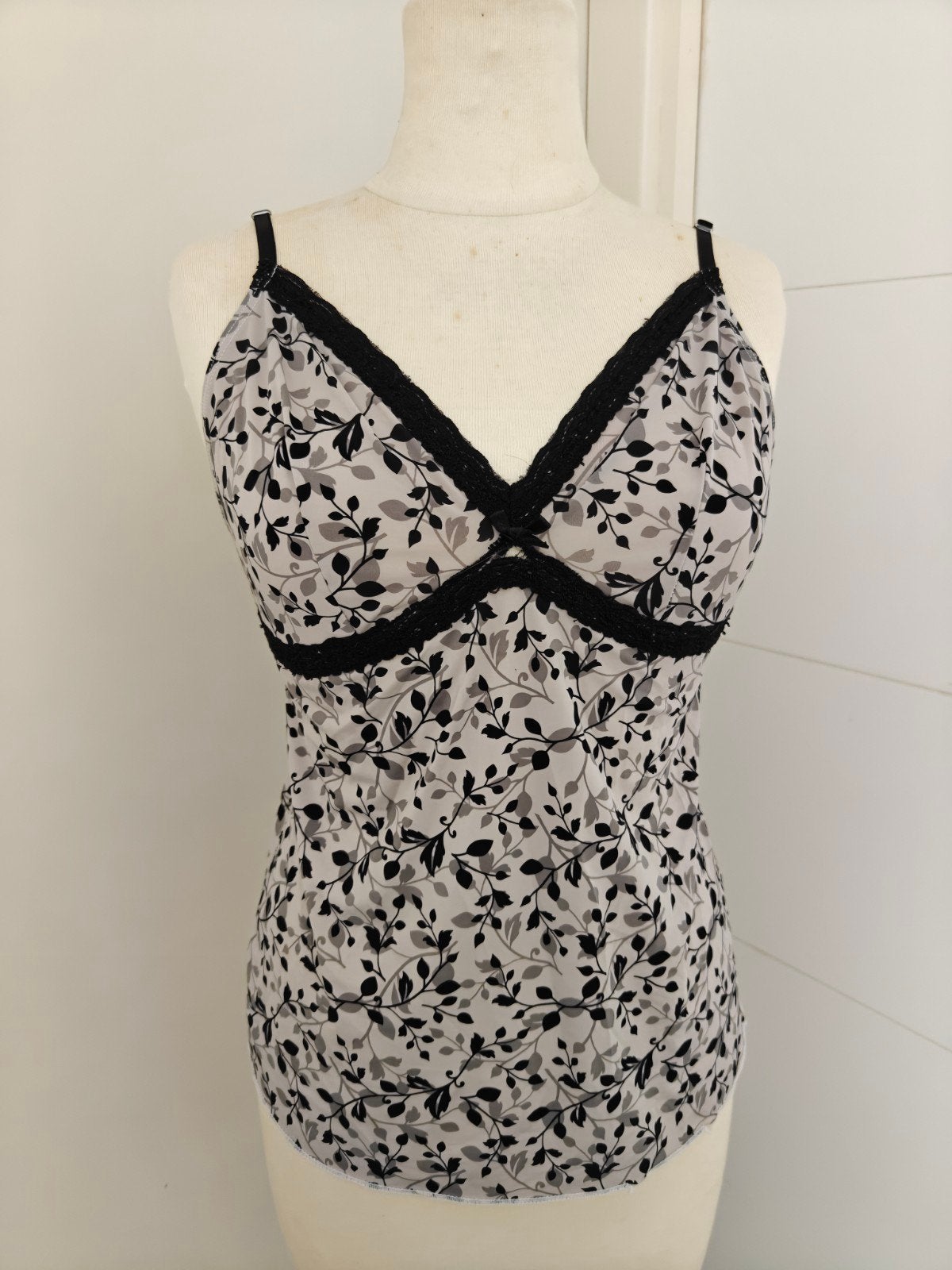 Bershka Zwart/wit spaghetti topje met kant, maat L, Kleding | Dames, Tops, Zwart, Maat 42/44 (L), Zonder mouw, Gedragen