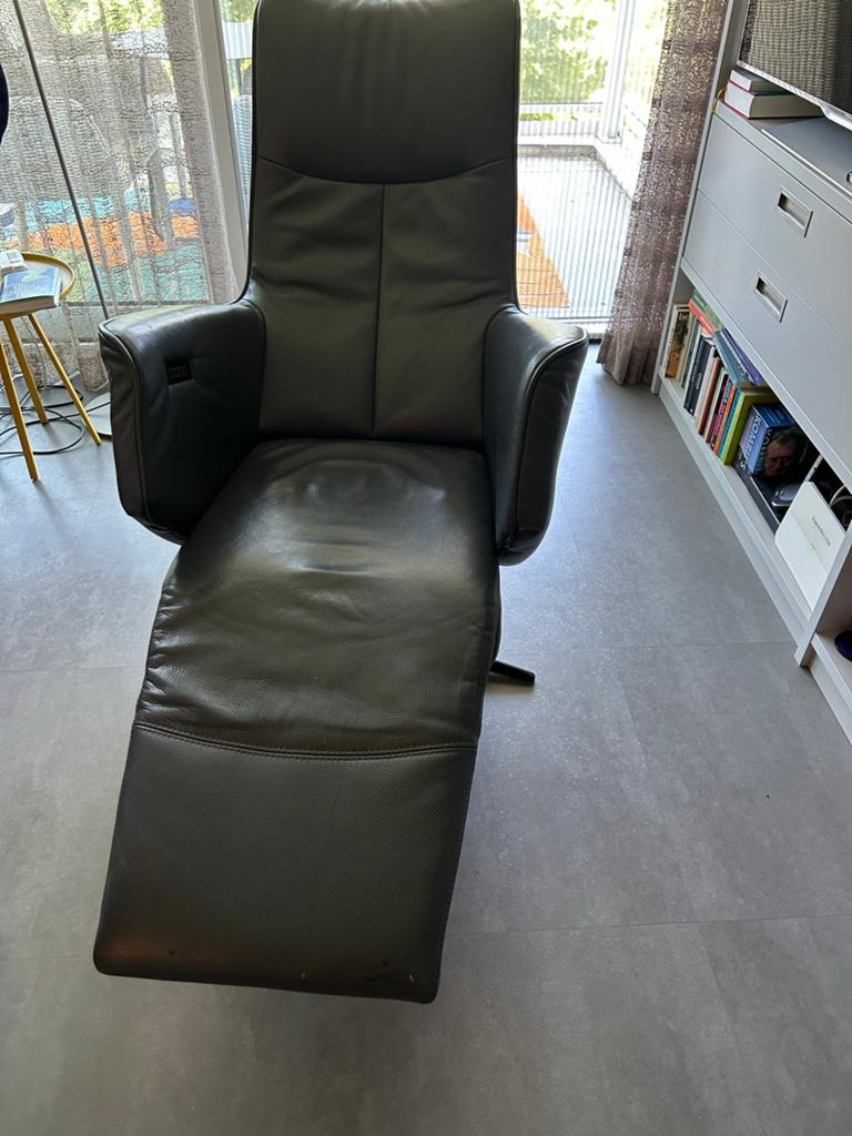 Leren relaxfauteuil met elektrische verstelling, Huis en Inrichting, Fauteuils, Ophalen, Gebruikt, 50 tot 75 cm, Leer