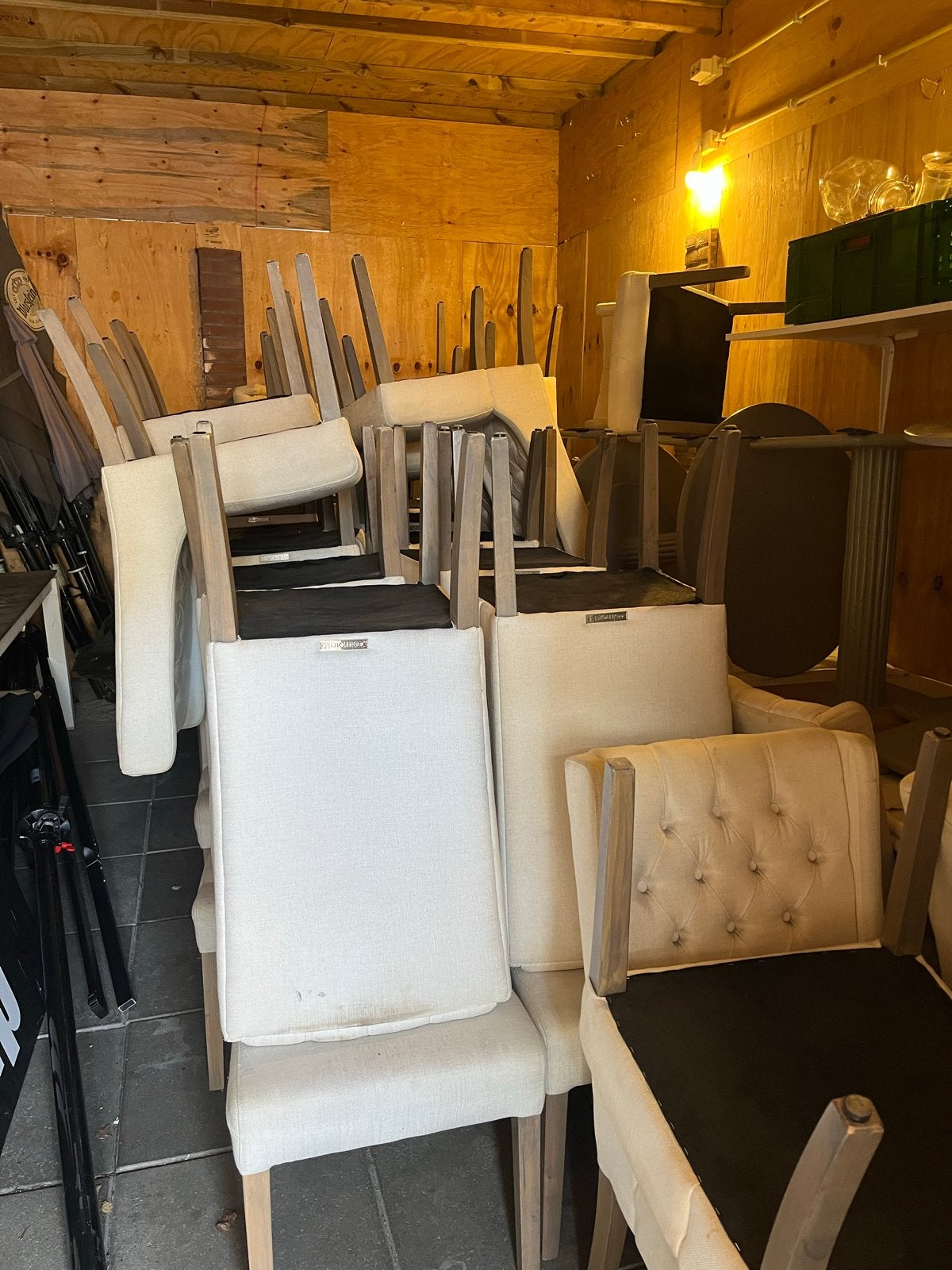 Partij meubels: 50 stoelen, 3 bankjes, 10 tafels, bijzettafe, Ophalen, Gebruikt, Overige kleuren, Vijf, Zes of meer stoelen