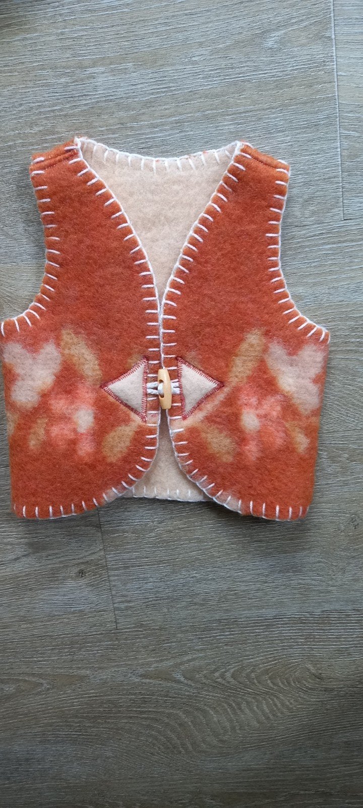 Handgemaakte wollen bodywarmer maat 74 van AaBe deken, Kinderen en Baby's, Babykleding | Maat 86, Overige typen, Jongetje of Meisje