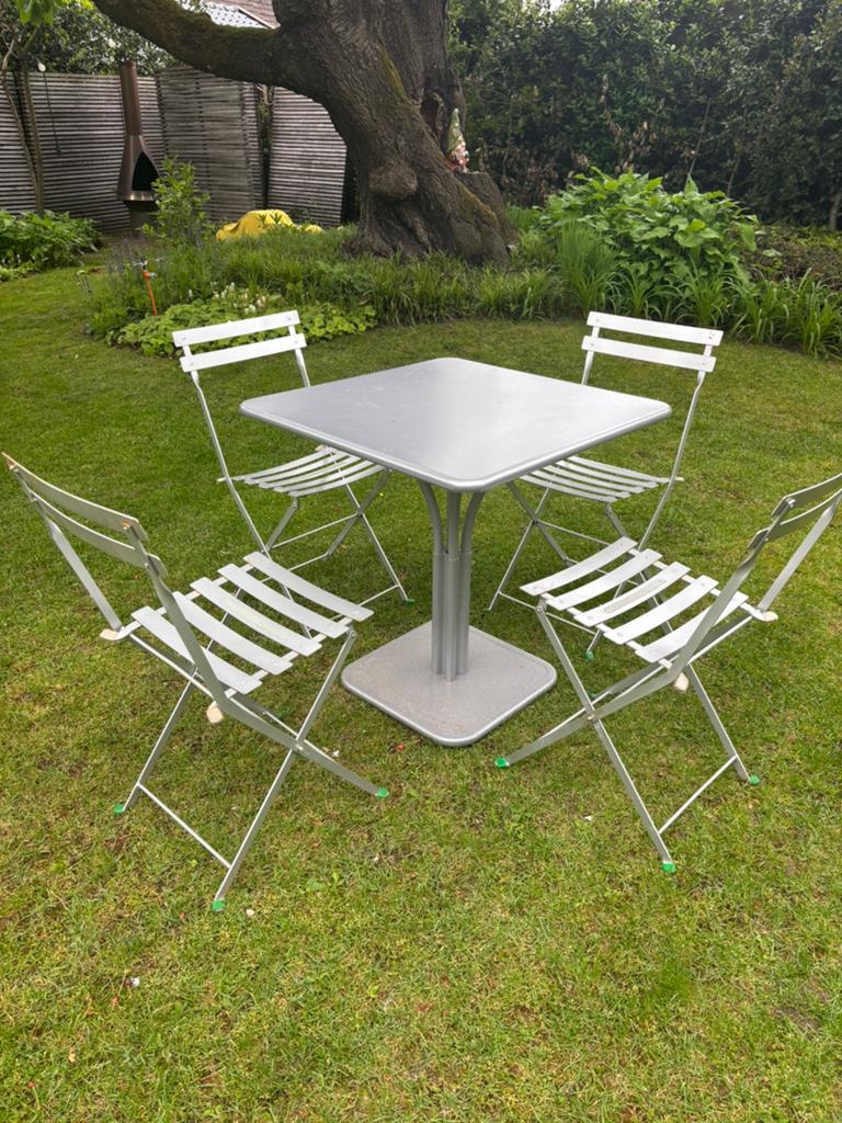 Zware Fermob tafel met 4x zilveren bistro stoeltjes, Ophalen, Gebruikt, 6 zitplaatsen, Rvs